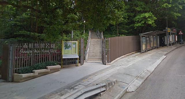 セントラル行きのバス停は、公園入り口横！