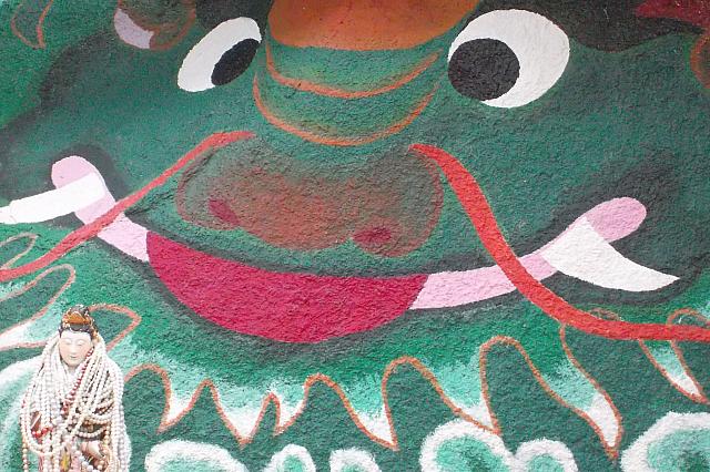観音様の足下には、魚類がいます。かわいい。