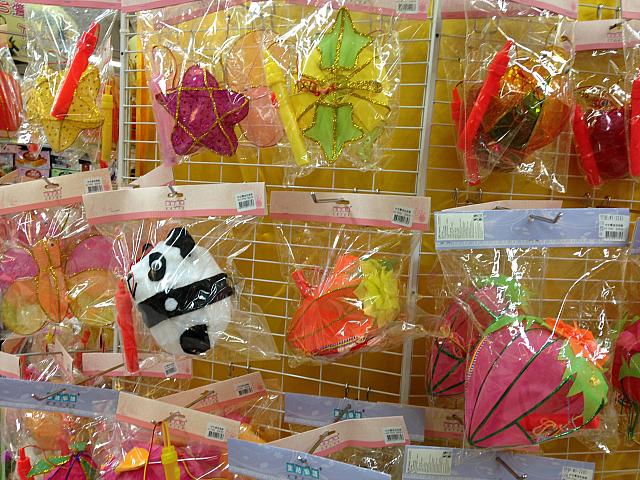 華やかな子供向けのランタンも中秋節にはなくてはならないアイテムです。