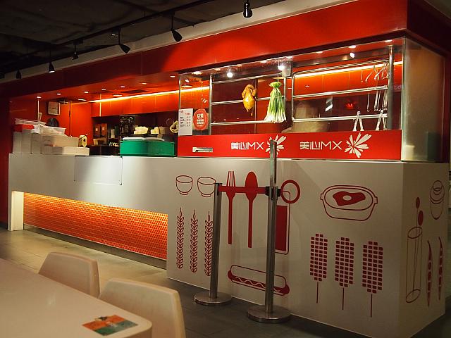 このカウンターで料理を受け取ります。食券を中のスタッフに渡してください。