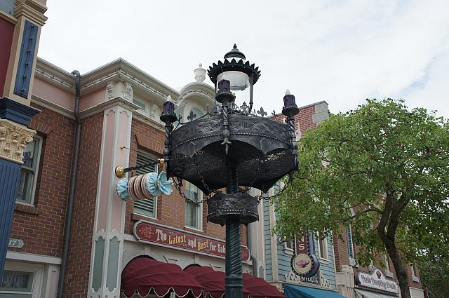 ディズニーランドの街灯もこのとおり。いつもと違った黒一色の世界です。