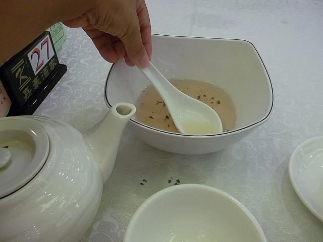 レンゲ、お箸なども、洗います。