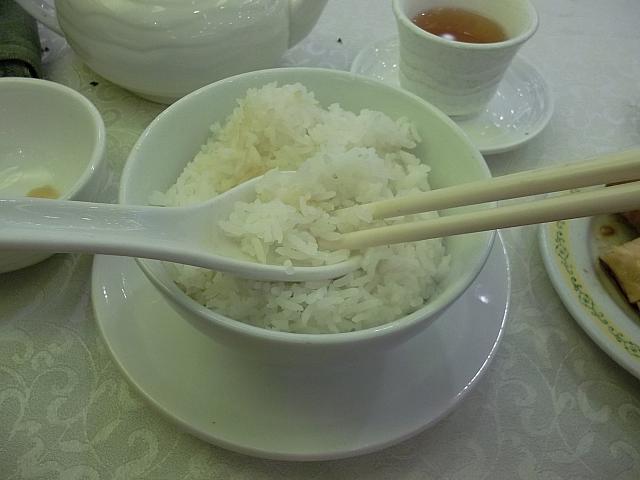 お茶碗動かさず、お箸でご飯をレンゲに盛ります。