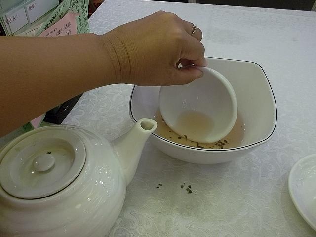 お椀をくるくる回しながら洗います。