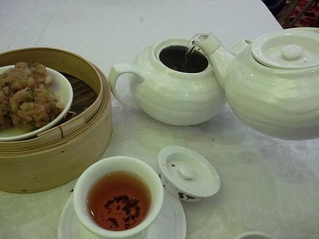 自分でお湯を足しながらお茶を。