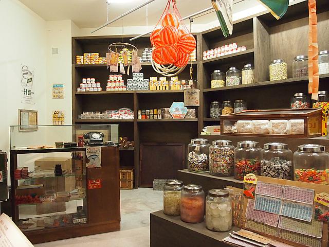 70年代や80年代のお店なども忠実に再現しています。