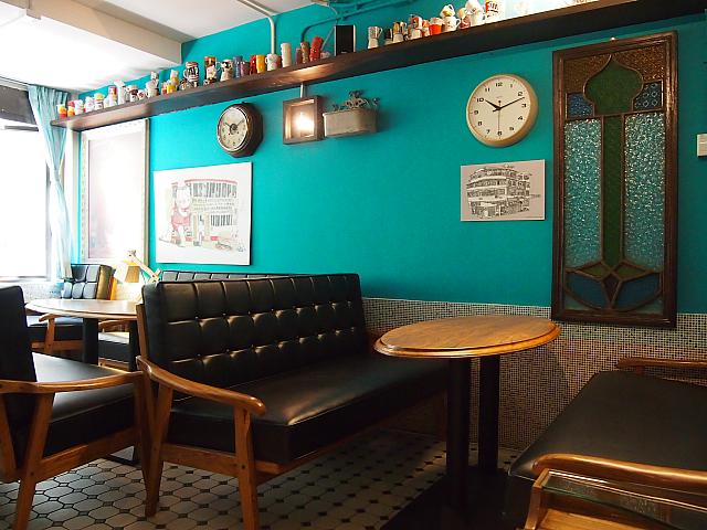 見学の後は、お茶や食事も楽しめる、気持ちいいい空間のレトロ風カフェでひと休み。