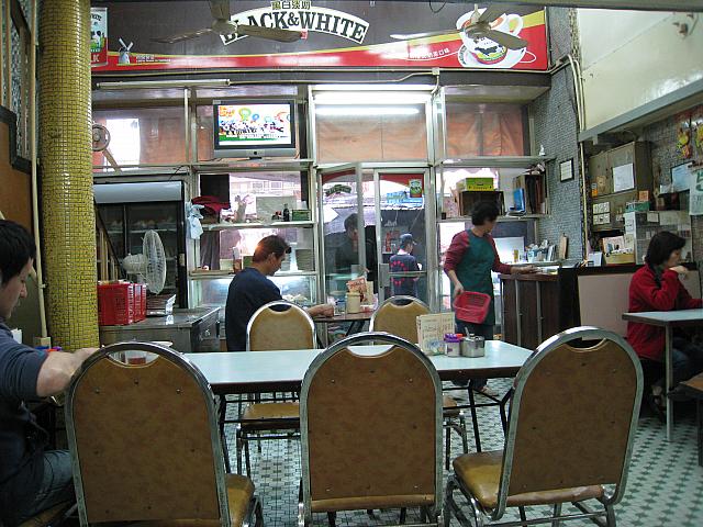 昔ながらの茶餐廰はローカル度満点。