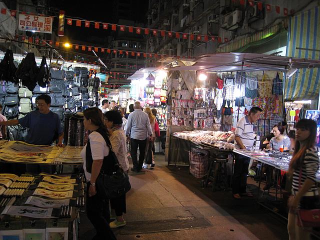 男人街（テンプルストリート）は、夕方5時くらいから深夜0時くらいまでオープンしています。