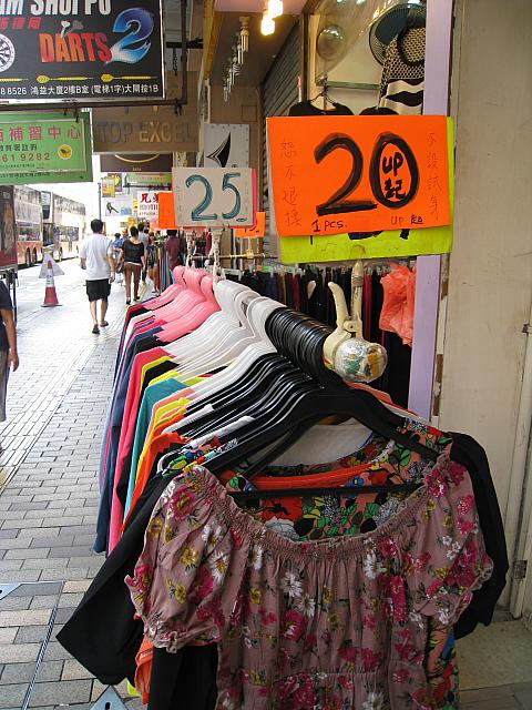 1着20ドル（約250円）くらいからあります。100ドルもあればトータルコーディネートも可能？？？