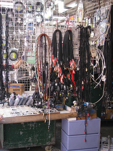 ビルだけでなく、露店もたくさん。こちらは電気コードだけを取り扱ってる屋台。
