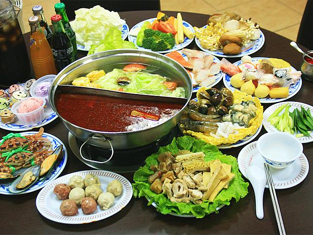 これが、香港流の２つのスープを<br>楽しめるお鍋！