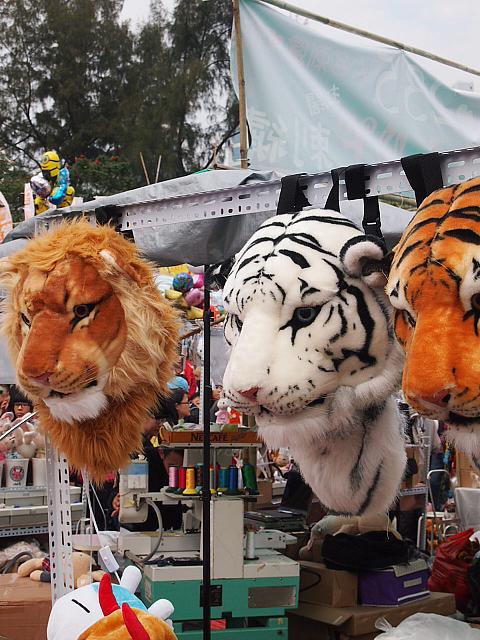 そのほかにも、いろいろなものが売られていて、花市というよりはお祭りの縁日のような楽しさ♪