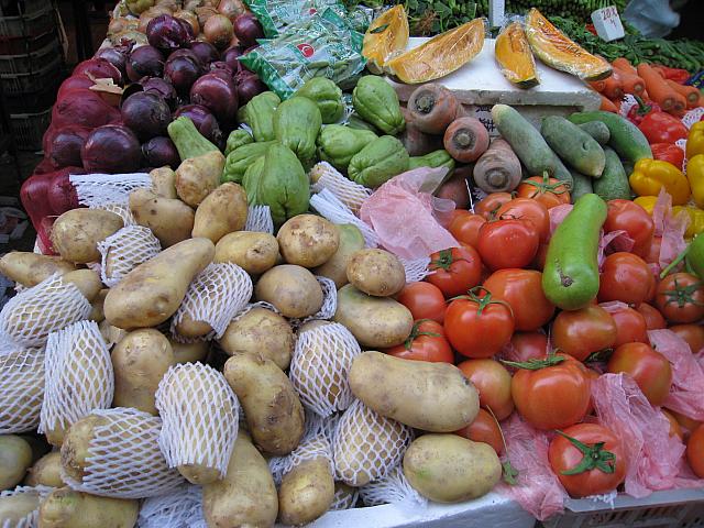 こちらの店は、カゴ売りではなく量り売りです。必要な野菜を必要な分だけ買えるので、家族の人数によってはこちらのほうがお得なことも。
