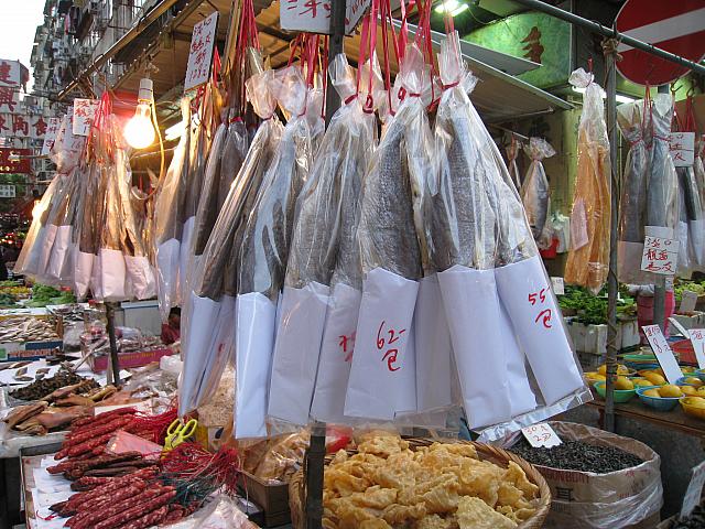 街市は野菜や果物が中心ですが、それ以外のものも売ってますよ。こちらは干物の専門店。