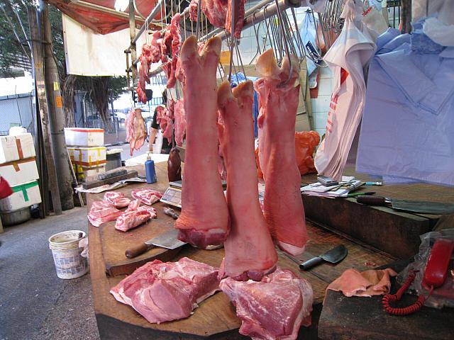 おっと、失礼。生々しくてごめんなさい！見てのとおりのお肉屋さんです(笑)。