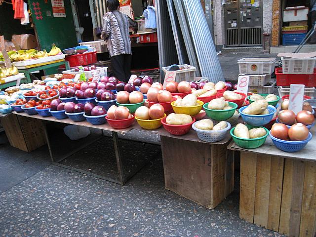 街市は毎日たくさんのローカルの人が買い物に来ています。その理由は、｢鮮度｣と｢安さ｣。1カゴたったの100円なり！