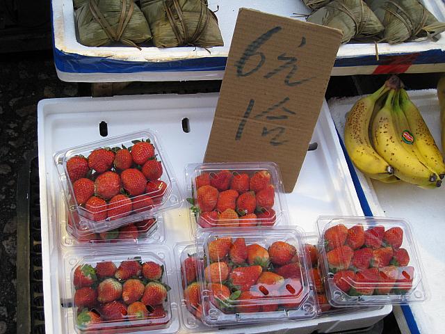 このイチゴ、なんと1パック6ドル！100円もしません。閉店間際には2パック10ドルくらいで買えることもあるんです。