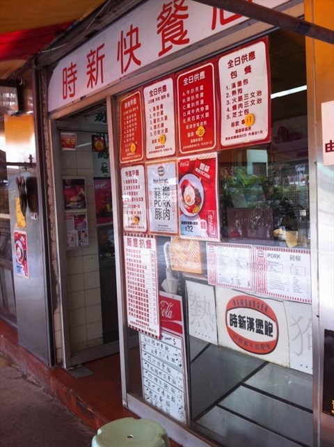 過去の受賞内容などがずらりと窓に張ってあります。