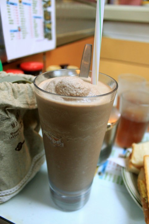 好評の阿華田(チョコレートミルク的飲み物）で作ったシェイク