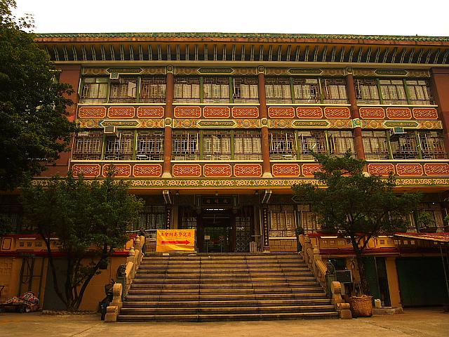 さらに奥に進んでいくと、明らかに歴史を感じる建物。おそらくこれが歴史建築物に指定されている建物でしょう。