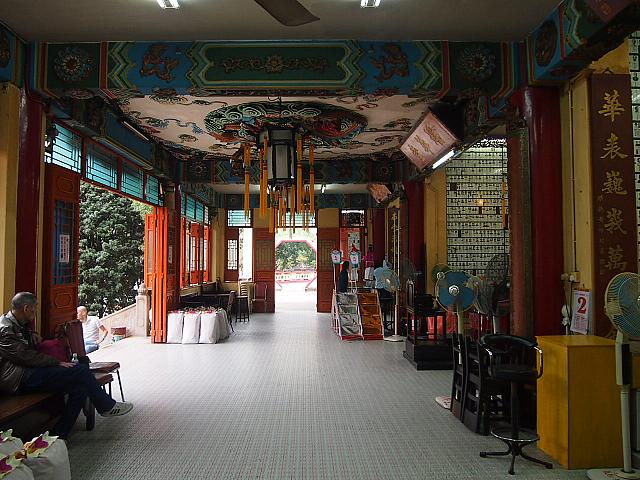 本殿の隣の建物には、亡くなった人が祀られているようです。でも陰気な感じはまったくせず、むしろこの色鮮やかさ！（笑)