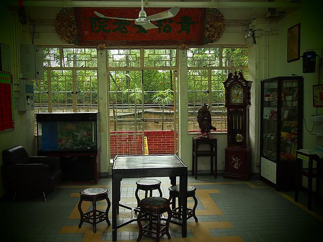 あいにく中には入ることはできませんが、外から眺めることはできます。どうです？シブいでしょ？？