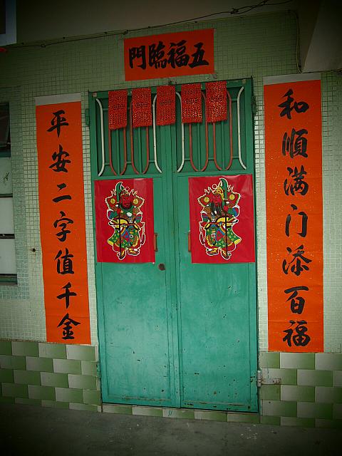 このルートの途中には、まるで時代に取り残されたかのような古い家なども見ることができます。