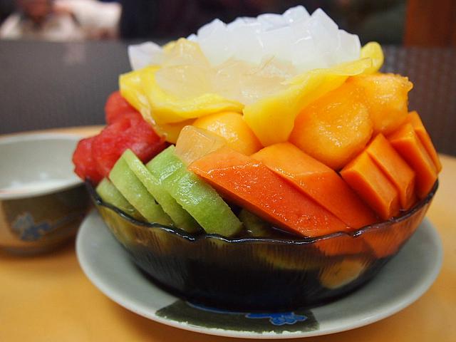 いまいち比較するものがなかったので、写真から伝わるかどうかわかりませんが、このB仔涼粉はとにかく巨大なんです！3～4人でシェアしてちょうどいいくらいかな？ナビはぺろりと食べてしまいましたけど（笑）。