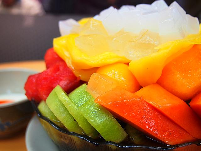 ここで有名なデザートのひとつが「B仔涼粉」。涼粉とは、よく漢方ゼリーとか薬草ゼリー言われていて、ちょっと苦い感じですけど、体にはよさそうｗｗｗ。