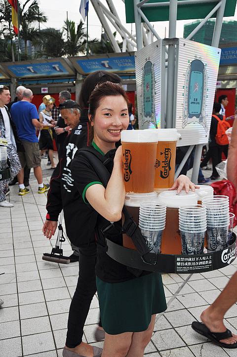 ビールの売り子は本当に忙しそうでした