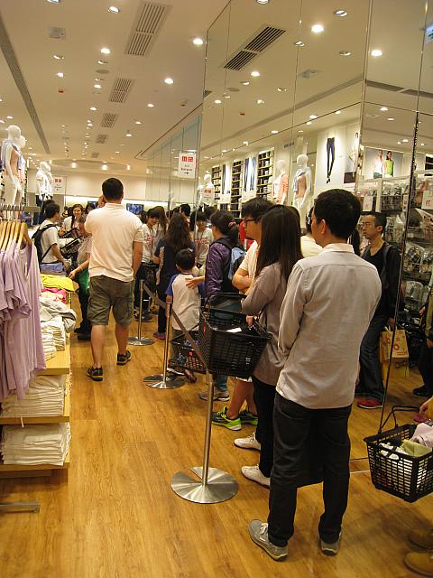 これ、何の列だと思います？試着室待ちの列なんです！香港でもユニクロは人気ですね。