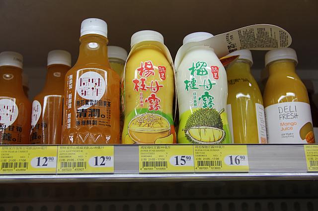 中央が試飲した楊枝甘露。隣にはドリアンのジュースが。。。次回！