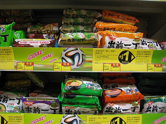 日本にないフレーバーのインスタントラーメンも定番中の定番ですよね。かさばるのが難点ですが、結構喜ばれます。