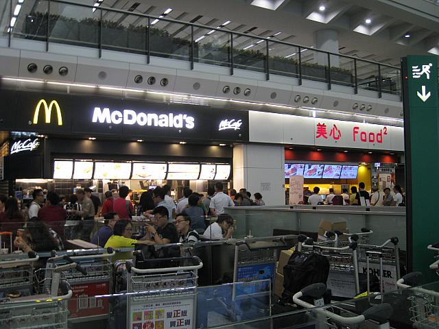 ちなみにマクドナルドは24時間オープン。隣の美心も開いています。既に注文する人たちで溢れています…