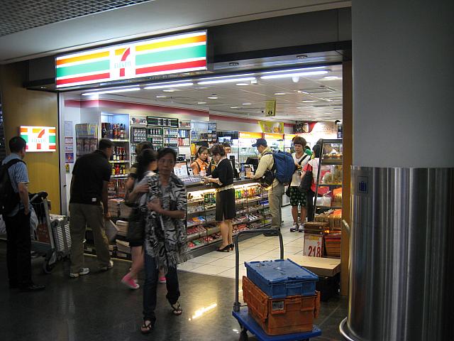 コンビには当然ことながら24時間開いてますよ。