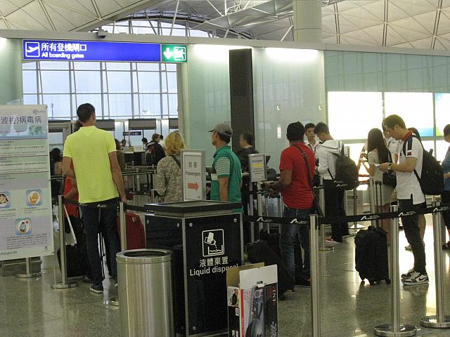 一方、香港を出る人たちはこの時間でもかなり多め。
