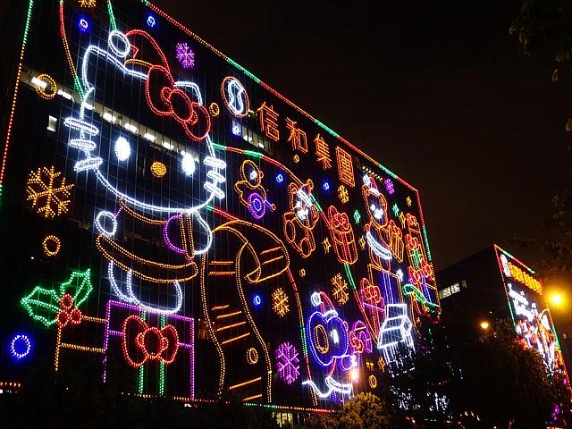 クリスマスのイルミネーションは、年明けまで点灯されていますよ。