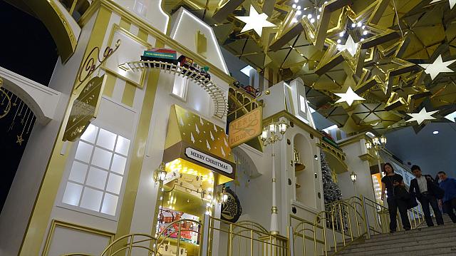 ハーバーシティに突如として出現した「クリスマス駅」。