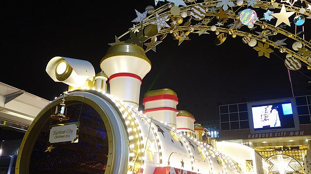この列車の煙突から出ているのは煙ではなく・・・