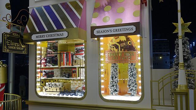 世界中の子供達に配るおもちゃを売るお店が並ぶほか・・・
