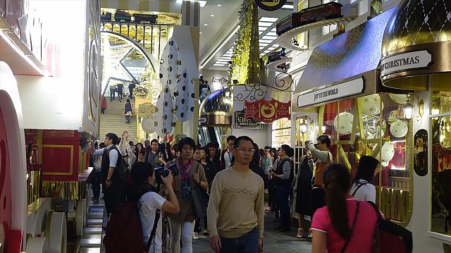 金色で埋め尽くされた目にも眩しいデコレーション。超豪華です♪
