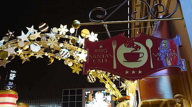 カフェなども看板も。