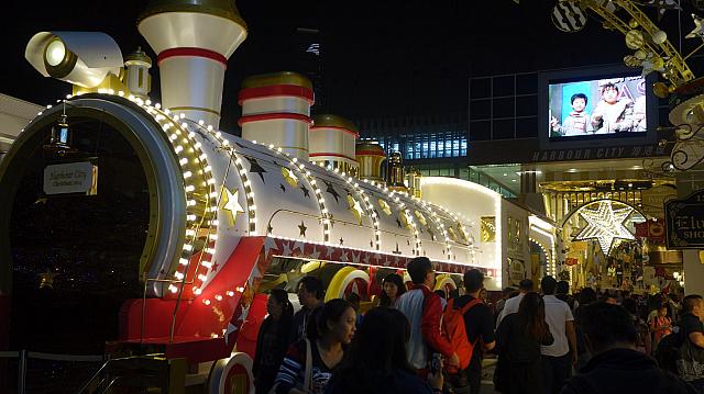 20ドルを払うと実際に乗車できるクリスマス列車。