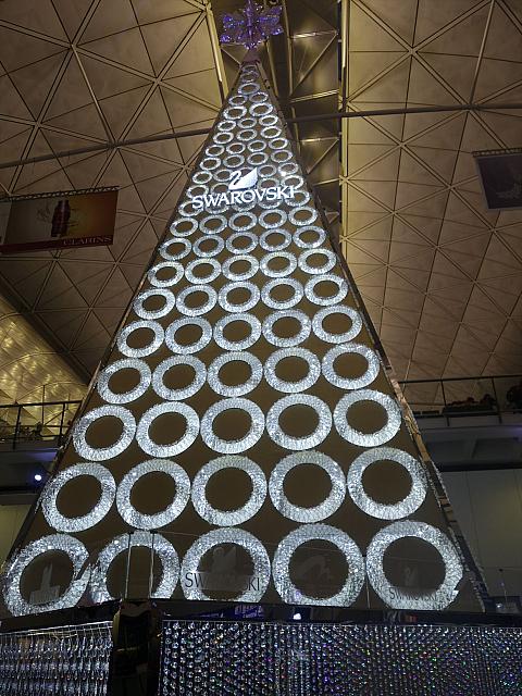 そしてA出口とB出口の中間にどど～ん！と構えているのが、この豪華なスワロフスキーのクリスマスツリーです。