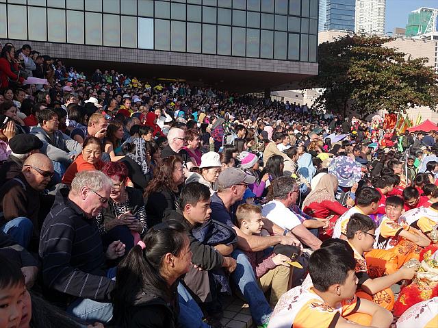 会場はご覧のとおり。今か今かと開始を待っています。