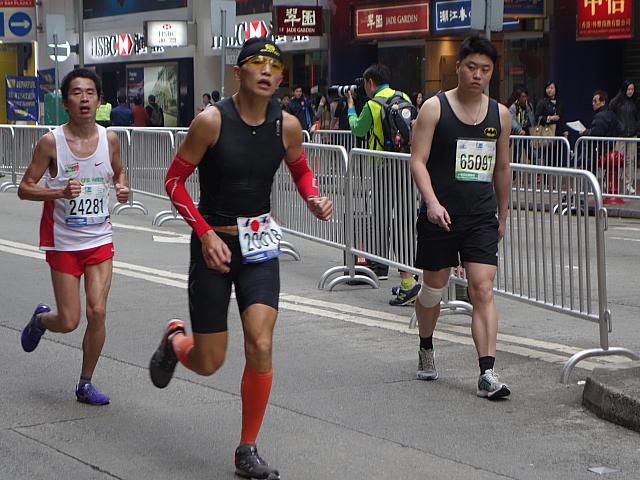 既に走れない人もいれば、ラストスパートのランナーも。あと少し！頑張れ～。
