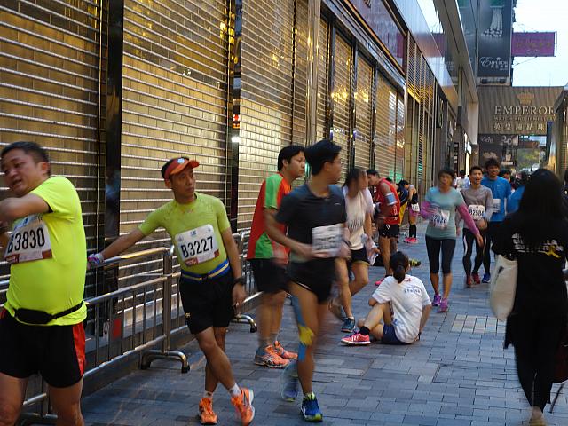 こちらは後半種目のランナー達。準備運動に余念がありません。