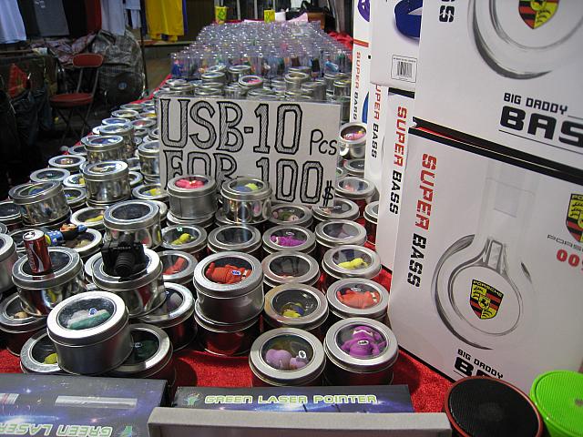 男性用には実用的なUSBメモリーなどはいかが？1個100円程度には見えないでしょ？①②