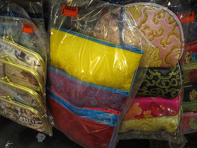 ポーチいろいろ。日本人にはちょっと抵抗ある柄ですが、ばらまき用はそんなことおかまいなし！①②⑩⑪